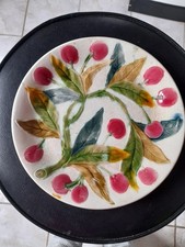 Assiette ancienne en barbotine aux cerises