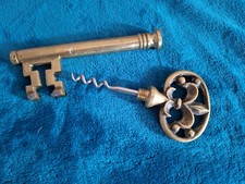 Tire-bouchon en forme de clé clef - décor fleurs de lys - laiton doré