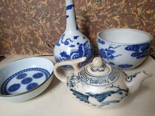 Vase,verseuse et coupelle en porcelaine de Chine décor blanc bleu