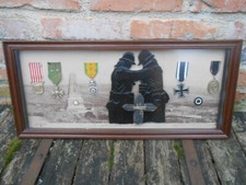 TABLEAU RELIEF SOUVENIR : EN MEMOIRE DE LA GRANDE GUERRE 14-18 (5 dècorations)