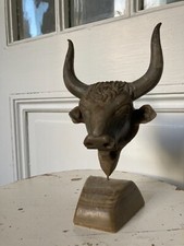 Tête de taureau sculpté en