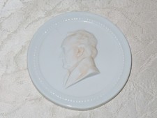 Médaillon En Porcelaine
