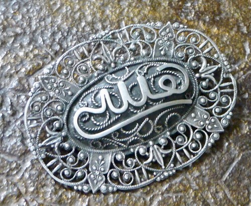 Broche argent calligraphie - en,