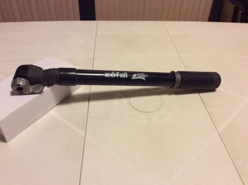 Ancienne pompe main zefal - main,