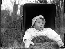 Enfant bébé dans son landau