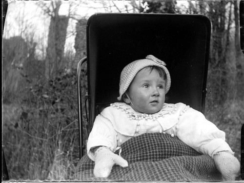 Enfant bébé dans son landau