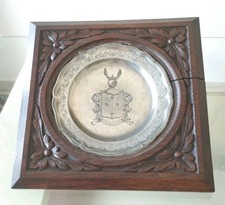 XVIII ÈME JEAN BALMET A LYON ASSIETTE EN  ÉTAIN AVEC ENCADREMENT EN BOIS SCULPTÉ