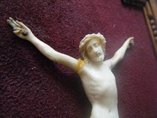 Christ miniature ivoire XVIII ou XIX s. sur fond velours rouge, finement encadré