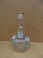 ancienne carafe en verre émaillé à décors de fleurs feuilles ht 21 cm