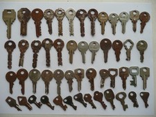 Lot de 51 CLES Plates pour