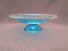 Coupe sur pied ancienne en verre moulé bleu