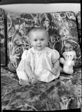 Portrait enfant bébé assis canapé peluche ours - lot 2 anciens négatifs photo