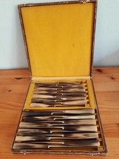 24 Couteaux de table , 12 de table +12 à fromage , manches corne dans leur écrin