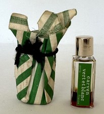 Flacon miniature "Vert et Blanc" par Carven dans sa pochette tissu