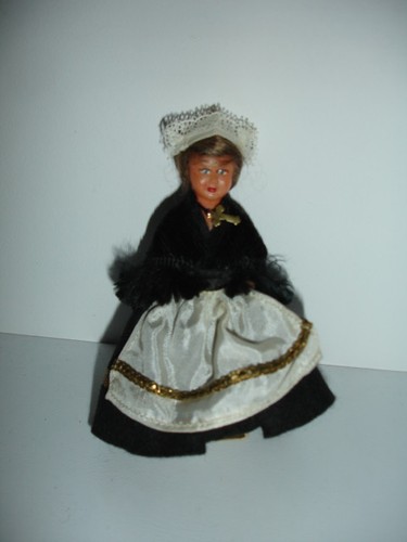 Petite poupee folklorique - poupee,