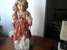  poupée de collection en porcelaine 42  ct    blonde     