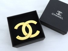 Broche Chanel vintage et authentique, dorée à l'or fin 24 carats et signée