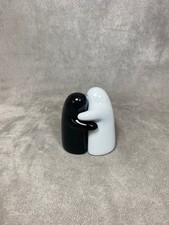 Salière et poivrier en céramique vintage "le couple qui s'enlace" noir et blanc