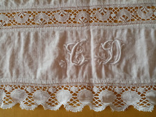 rideau, brise bise ? ancien en coton blanc damassé, monogrammé T D