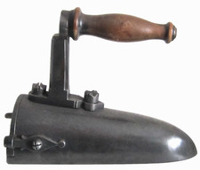 rare ancien  fer à repasser à lingot (langue de bœuf)