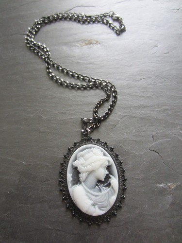 Collier noir avec cabochon - , en