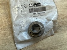 UN SUPPORT DE RESSORT AXE DE