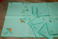 Ancienne nappe  brodée  de fleurs 79/83 cm et serviettes 21/22 cm