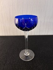 Verre à vin bleu foncé