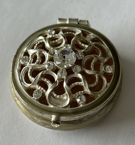 Ancienne petite boîte - , métal