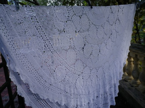 Une nappe ronde blanche - une,