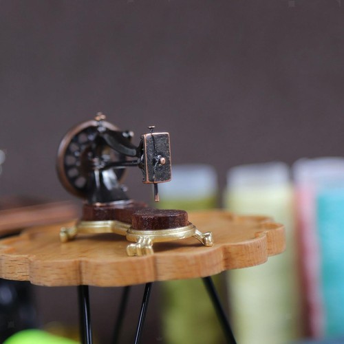 Machine coudre miniature - à,