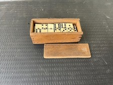Ancien jeu de dominos et bois dans sa boîte