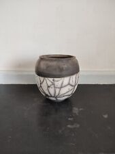 Petit vase en faience moderne