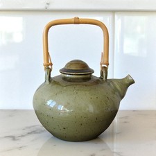 Puisaye C Robin ? Verseuse en grès avec anse osier