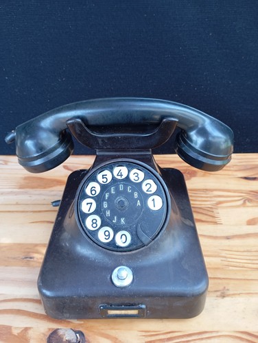 Ancien téléphone cadran - à,
