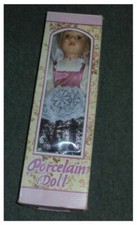 Poupée en porcelaine environ