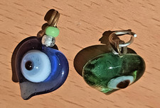 2 PENDENTIFS BRELOQUES MAUVAIS OEIL EN VERRE BLEU ET VERT FORME COEUR TURQUIE