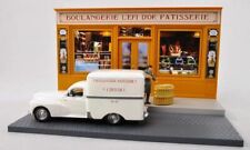 1:43 Diorama Peugeot 203 Cube Boulangerie avec personnage - Voiture miniature