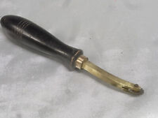 ?? ANCIEN GRIFFE DE BOURRELIER OUTIL DE MÉTIER CUIR BRONZE BOIS ART POPULAIRE