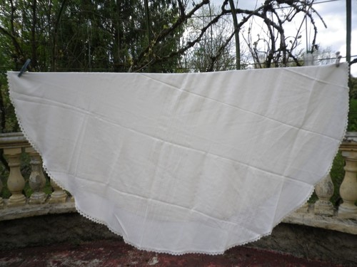 Une nappe blanche neuve - nappe, en