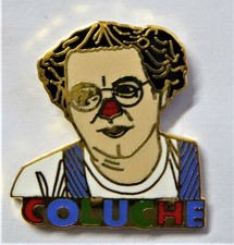 Pin's Coluche , polo blanc 