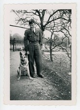 Photo snapshot 1952, un militaire en uniforme et son berger allemand DOG/CHIEN