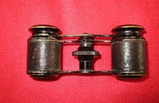 Ancienne petite paire de jumelles de théâtre sans marque de fabriquant .