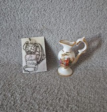 Pichet miniature en porcelaine