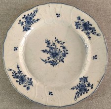 BELLE ASSIETTE EN PORCELAINE TENDRE D ARRAS 18 EME