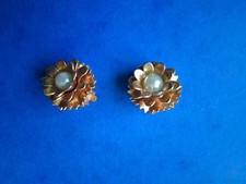 PAIRE DE BOUCLE D'OREILLE VINTAGE A CLIPS METAL DORÉ ET PERLE
