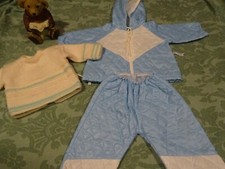 Lot = Bleu ; Robe matelassée vintage 3 pièces marque Corolle + pull tricoté