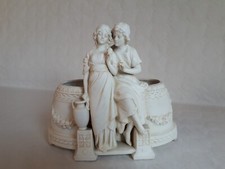 Bouquetière en biscuit "Couple à la fontaine" sigle en creux Villenauxe début XX