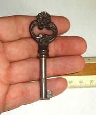Jolie clé GM ancienne de Meuble, porte d'armoire, bibliothèque, etc...Bronze/fer