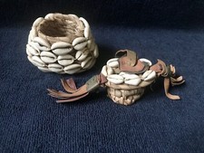 - Vintage -. Panier avec son couvercle. L’ensemble est recouvert de coquillages.